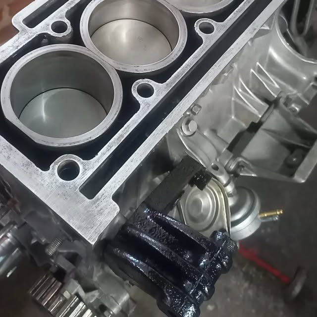 Detalle del motor del Renault Fuego 2.2 en el taller